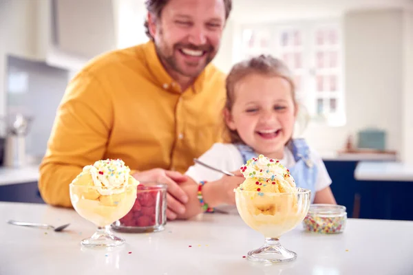 Vader Dochter Keuken Versieren Ijs Dessert Met Room Strooisel — Stockfoto