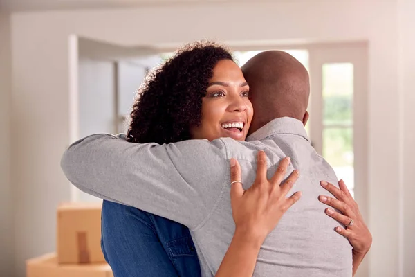 Couple Hugging Hallway New Home Moving Day — Stock Photo, Image