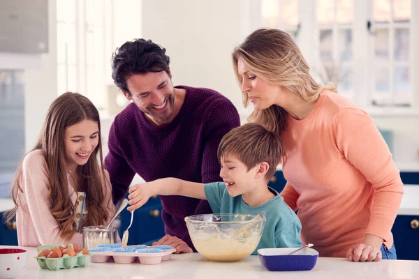 Famiglia Con Due Bambini Cucina Casa Divertirsi Cucinare Torte Insieme — Foto Stock