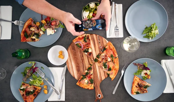 Widok Przyjaciół Restauracji Pizza Robienie Zdjęć Żywności Telefonie Komórkowym — Zdjęcie stockowe