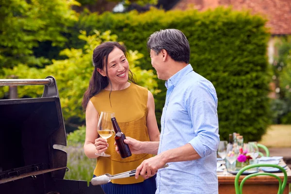 Volwassen Paar Koken Outdoor Barbecue Het Drinken Van Wijn Bier — Stockfoto