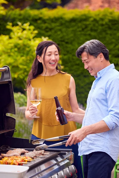 Coppia Matura Che Cucina Barbecue All Aperto Beve Vino Birra — Foto Stock