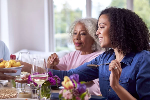 Madre Figlia Adulta Godendo Multi Generazione Famiglia Pasto Casa — Foto Stock