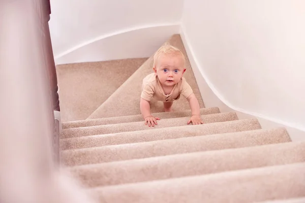 Хлопчик Небезпеці Вдома Скелелазіння Сходами Своїми — стокове фото