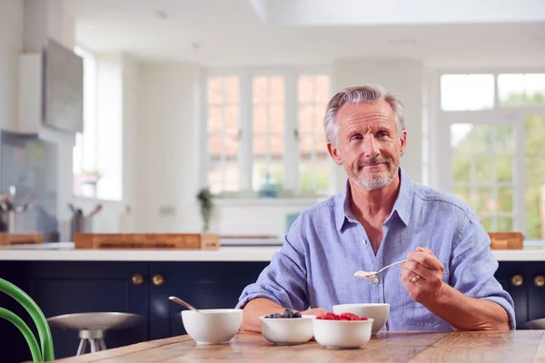 Starší Muž Sedí Kolem Stolu Doma Zdravou Snídaní — Stock fotografie