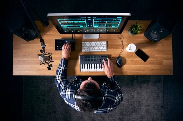 Overhead View Male Musician Workstation Keyboard Microphone Studio — Stock Photo, Image