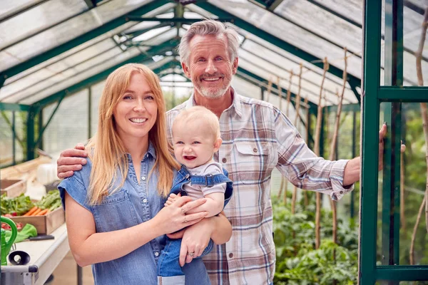 Portrait Grand Père Avec Fille Adulte Petit Fils Debout Dans — Photo