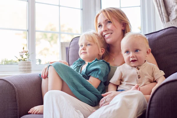 Madre Con Dos Hijos Sentados Sofá Salón Casa Viendo Televisión — Foto de Stock