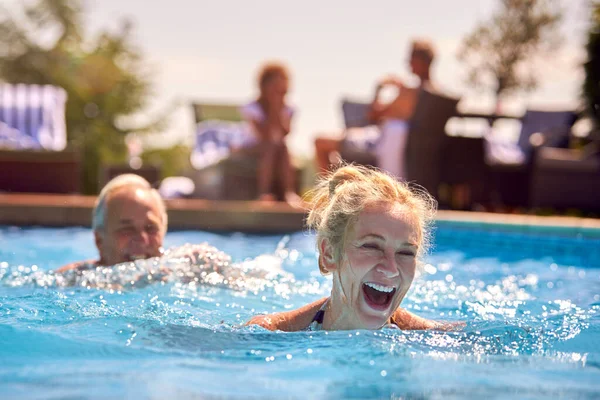 Retired Senior Couple Relaxing Swimming Pool Summer Vacation — Stock Photo, Image