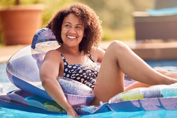 Mujer Relajante Flotando Piscina Inflable Las Vacaciones Verano — Foto de Stock