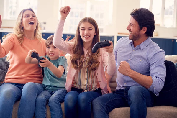 Pais Divertindo Sentados Sofá Com Crianças Casa Jogando Console Jogos — Fotografia de Stock