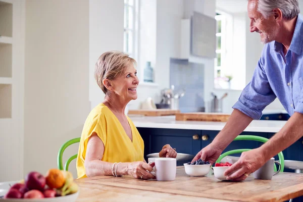 Pensionerade Par Sitter Runt Bordet Hemma Med Hälsosam Frukost Tillsammans — Stockfoto