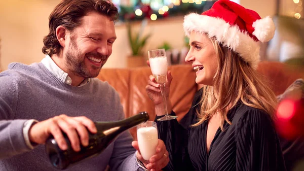 Casal Amoroso Comemorando Com Champanhe Torno Árvore Natal Casa — Fotografia de Stock