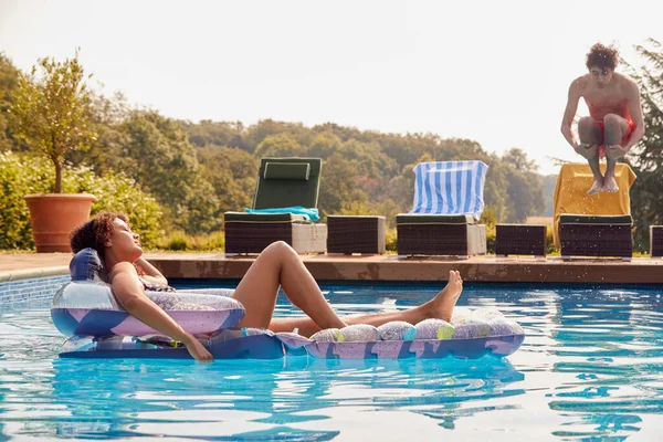 Žena Relaxační Plovoucí Nafukovací Bazénu Jako Dospívající Syn Skočí Letní — Stock fotografie