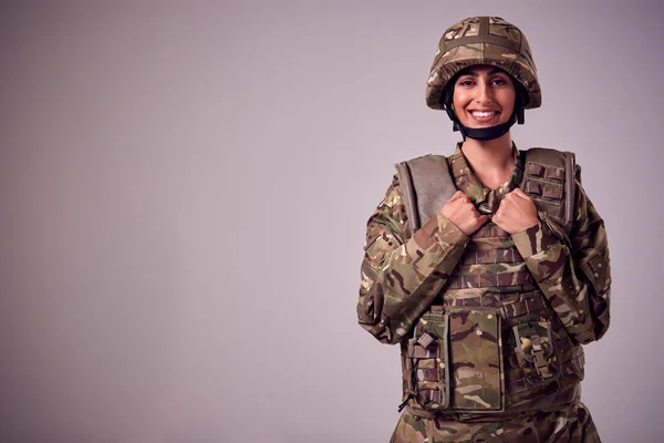 Studio Portret Uśmiechniętego Młodego Żołnierza Mundurze Wojskowym Równym Tle — Zdjęcie stockowe