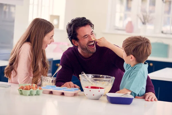 Niños Poniendo Mezcla Pastel Nariz Del Padre Cocina Mientras Divierten —  Fotos de Stock