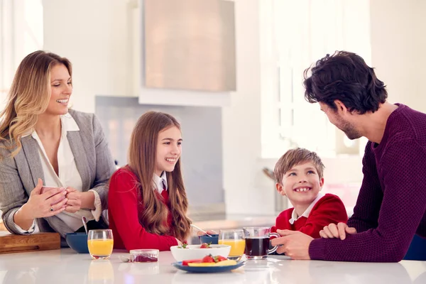 Eltern Frühstücken Mit Kindern Schuluniform Küchentisch — Stockfoto