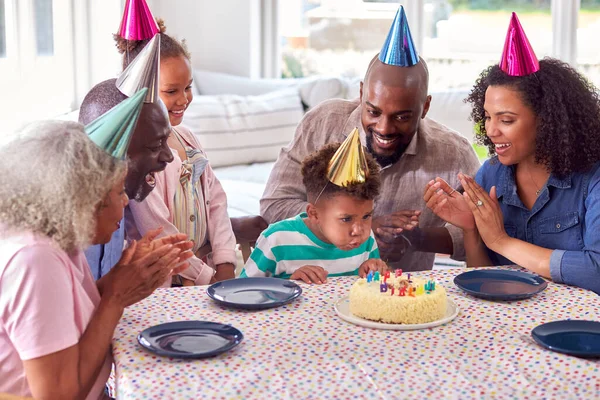 Famiglia Multi Generazione Seduta Intorno Tavolo Casa Festeggiare Compleanno Del — Foto Stock