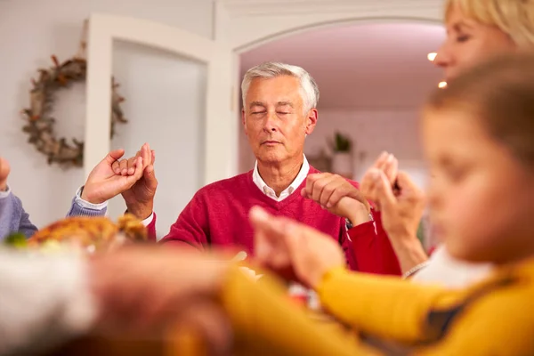 Mehrgenerationenfamilie Hält Hause Die Hand Tisch Und Sagt Gnade Vor — Stockfoto