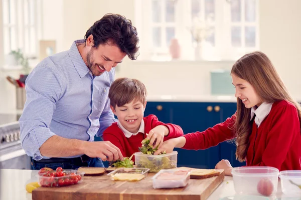 Vader Helpt Kinderen Dragen School Uniform Gezonde Broodjes Maken Voor — Stockfoto