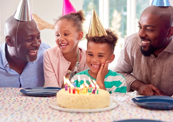 Flergenerationsfamilj Sitter Runt Bordet Hemma Och Firar Pojkens Födelsedag Med — Stockfoto