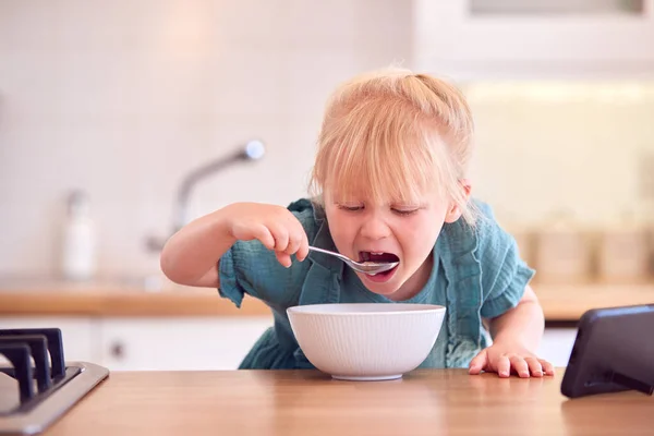 Giovane Ragazza Casa Cucina Contatore Mangiare Colazione Cereali Ciotola Mentre — Foto Stock