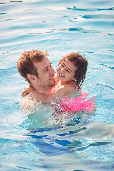 Riendo Padre Hija Divirtiéndose Piscina Vacaciones Verano — Foto de Stock