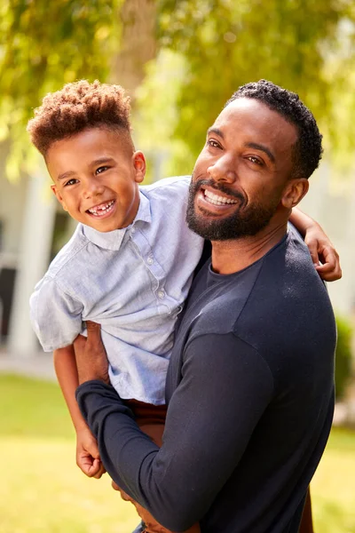 Retrato Del Padre Amoroso Sosteniendo Hijo Brazos Jardín Casa — Foto de Stock