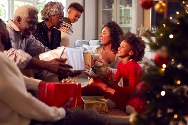 Több Generációs Családi Csere Nyitó Ajándékok Körül Karácsonyfa Otthon — Stock Fotó