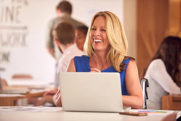 Volwassen Zakenvrouw Rolstoel Zitten Aan Bureau Werken Laptop Drukke Kantoor — Stockfoto