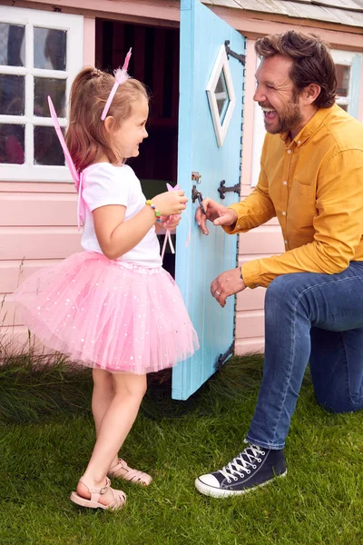 Pai Com Filha Vestindo Trajes Fadas Brincando Livre Jardim Por — Fotografia de Stock