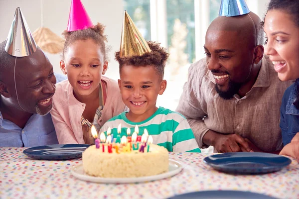 多代家庭围坐在桌旁 用蛋糕和派对庆祝男孩的生日 — 图库照片