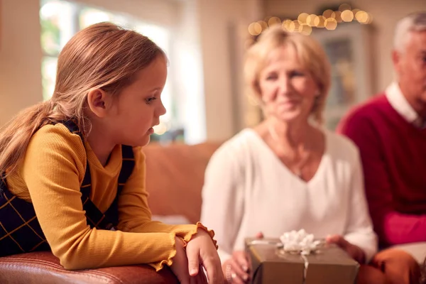 Enkelin Bei Großeltern Die Hause Geschenke Rund Den Weihnachtsbaum Verteilen — Stockfoto