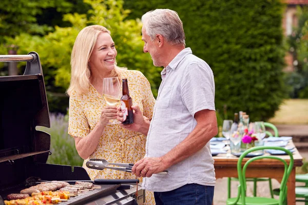 Coppia Anziana Che Cucina Barbecue All Aperto Beve Vino Birra — Foto Stock