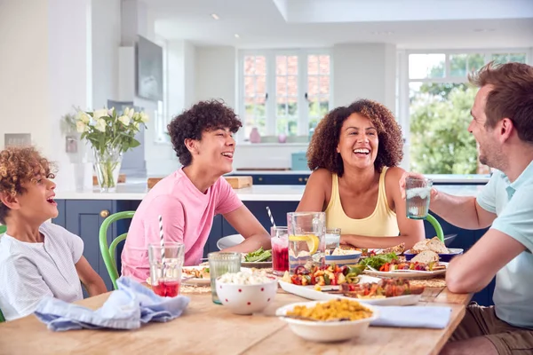Familie Sitzt Hause Tisch Und Isst Gemeinsam — Stockfoto