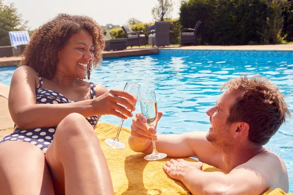 Casal Romântico Fazendo Brinde Com Champanhe Nadando Piscina Férias — Fotografia de Stock