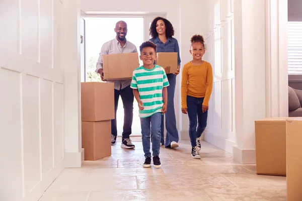Children Helping Parents Carry Boxes New Home Moving Day — Stock Photo, Image