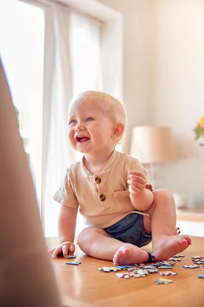 Gülen Bebek Evde Oturup Yapboz Parçalarıyla Oynarken Eğleniyor — Stok fotoğraf