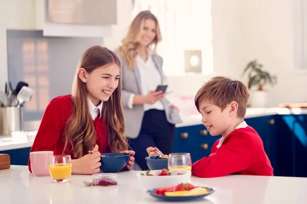 Mother Wearing Business Suit Having Breakfast Children School Uniform Work — Stock Photo, Image