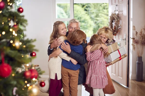 Kleinkinderen Grootouders Begroeten Als Aankomen Met Cadeautjes Familie Kerst Vieren — Stockfoto