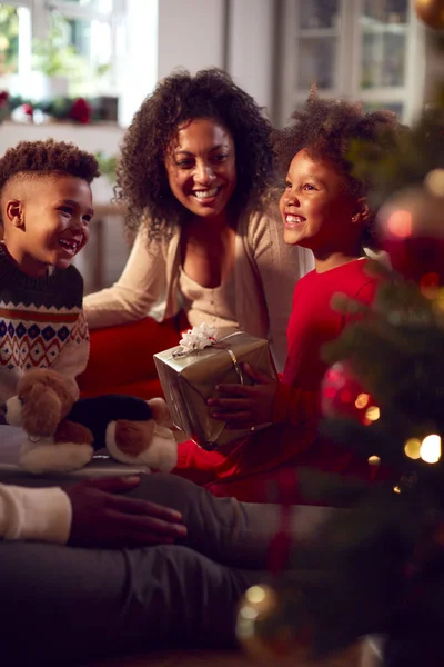 Famille Échangeant Ouvrant Des Cadeaux Autour Arbre Noël Maison — Photo