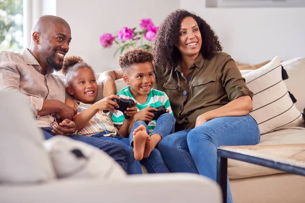 Föräldrar Sitter Soffan Med Barn Hemma Och Spelar Spel Tillsammans — Stockfoto