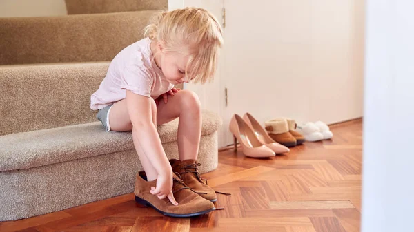 Молода Дівчина Сидить Сходах Одягаючись Взуттям Батьків — стокове фото