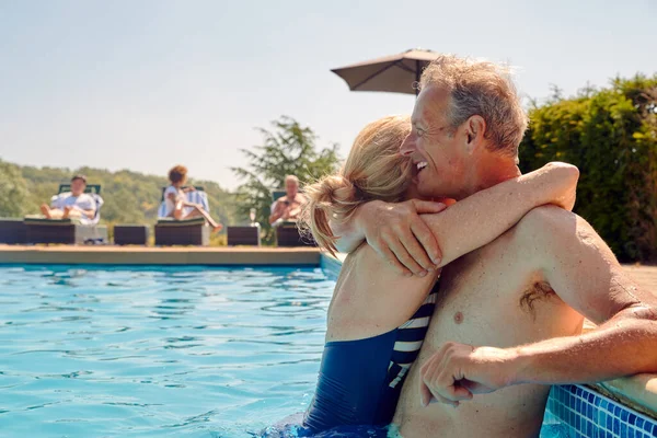 Pareja Ancianos Jubilados Cariñosos Abrazándose Lado Piscina Las Vacaciones Verano —  Fotos de Stock