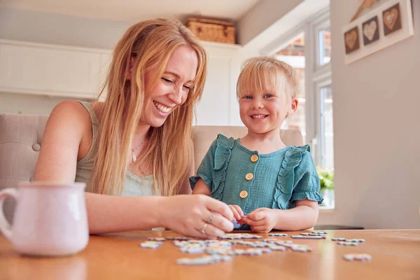 Moeder Dochter Hebben Plezier Zitten Aan Tafel Thuis Puzzelen Samen — Stockfoto