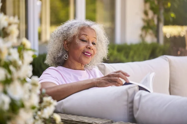 Senior Jubilado Mujer Relajarse Asiento Aire Libre Casa Lectura Libro — Foto de Stock