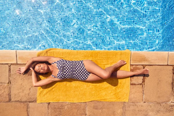 Vue Aérienne Femme Allongée Par Piscine Vacances Été — Photo