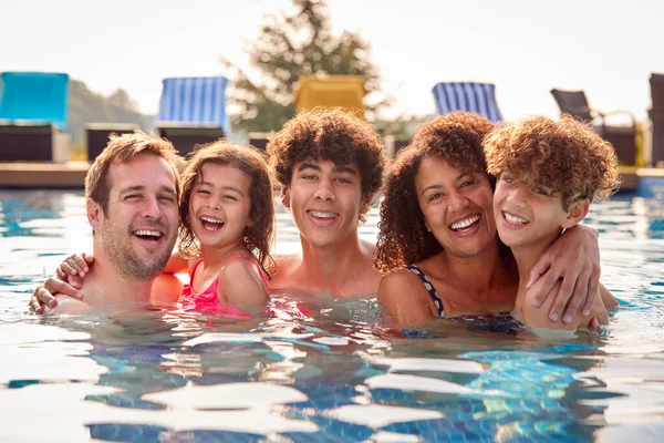 Retrato Família Divertindo Piscina Nas Férias Verão — Fotografia de Stock