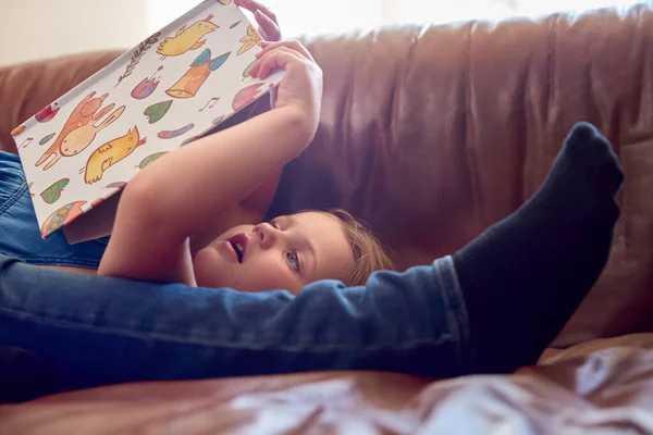 Крупним Планом Батько Дочка Лежать Дивані Вдома Дівчина Читає Книгу — стокове фото