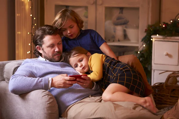 Otec Dětmi Křesle Hrát Hru Nebo Streaming Mobilním Telefonu — Stock fotografie